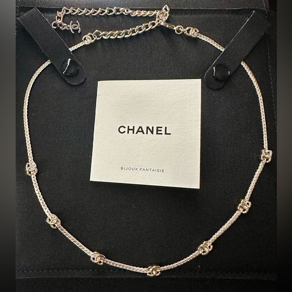CHANEL 24B Mid Length Mini CC necklace in gold - Picture 1 of 5